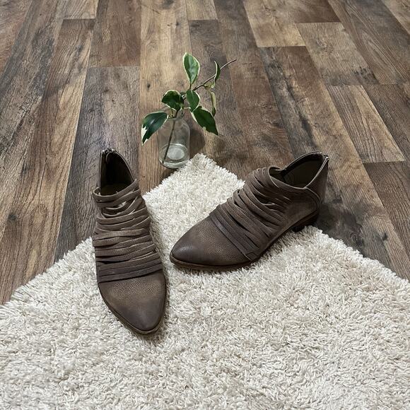 Free People Size 38 (7.5 US) Distressed Lost Valley Sliced Point Toe Booties - Picture 1 of 7